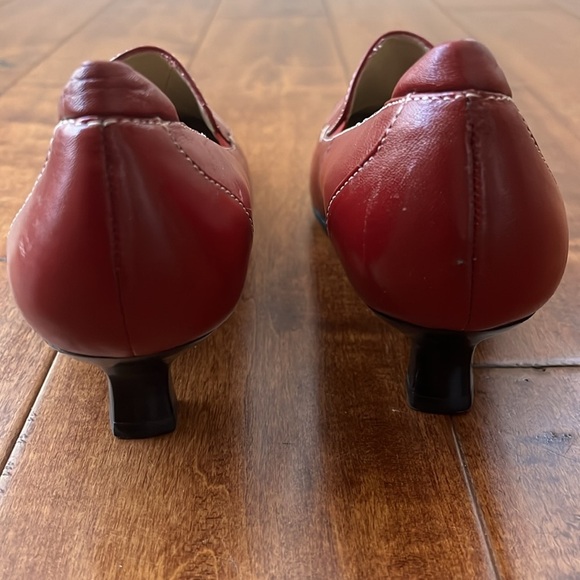 NWT Preview International Pump kitten low Heel burgundy Slip on Shoes Size 8M - Picture 10 of 11